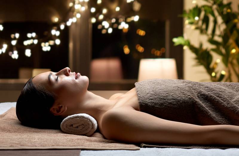 Gesundarium Mühlheim-Kärlich: Eine Frau im Wellness Ruhebereich.