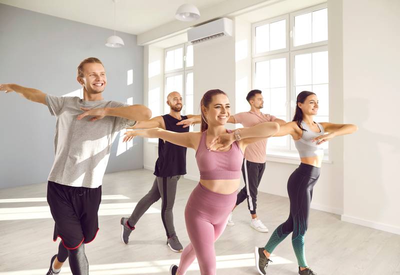 Gesundarium Mühlheim-Kärlich: Eine Gruppe hat Spaß beim Training im Kursraum.