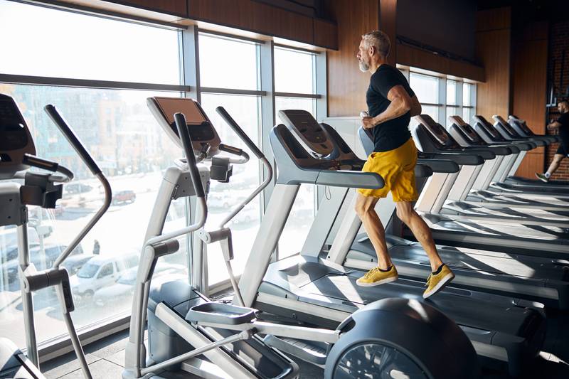 Gesundarium Mühlheim-Kärlich: Ein Mann trainiert Cardio am Laufband mit Blick nach aussen.