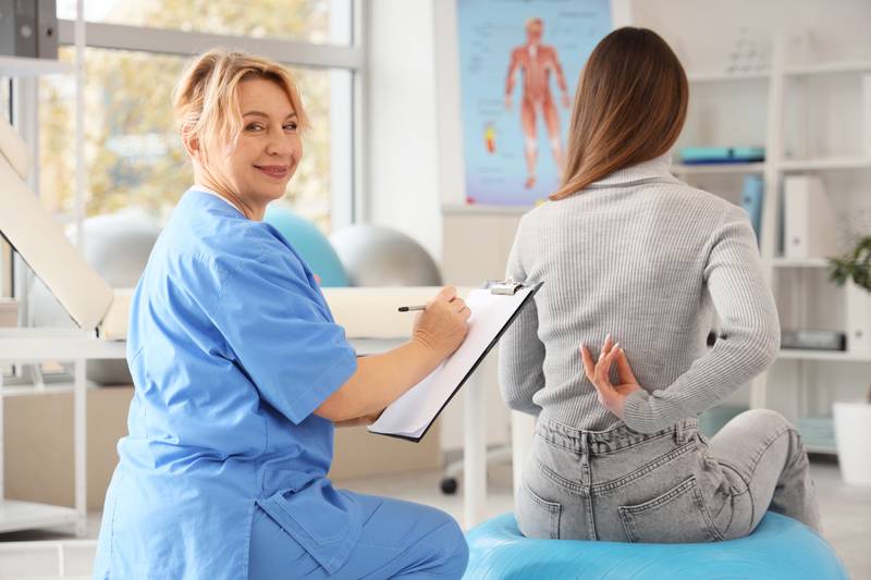 Gesundarium Mühlheim-Kärlich: Ein Frau macht sich Notizen bei der Physio Analyse.