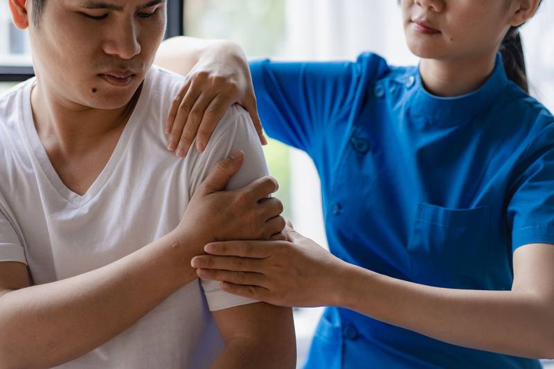 Gesundarium Mühlheim-Kärlich: Physio Behandlung an der Schulter.