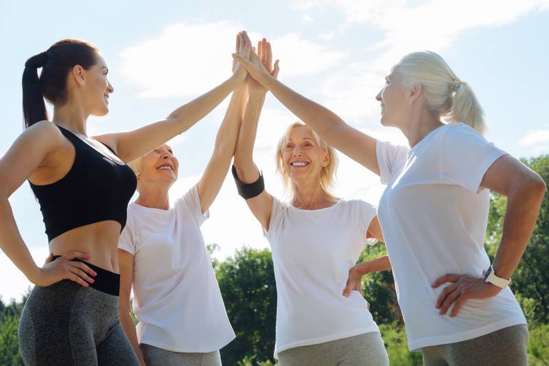 Gesundarium Mühlheim-Kärlich: Eine Gruppe Frauen hat Freude beim Training im freien.