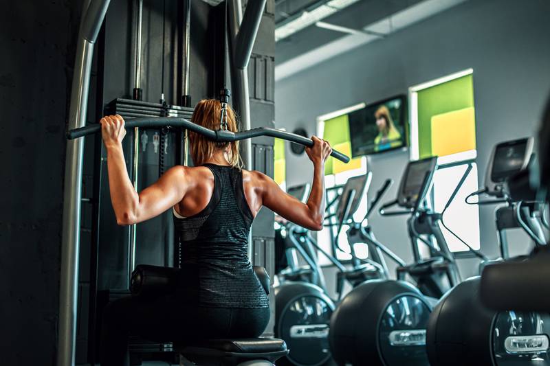 Gesundarium Mühlheim-Kärlich: Eine Frau trainiert Krafttraining am Gerät.