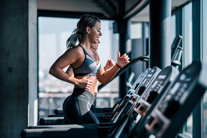 Gesundarium Mühlheim-Kärlich: Frau trainiert Cardio am Laufband und hat Spaß dabei.